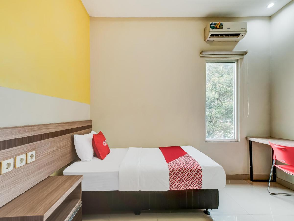 Oyo 90986 Hotel Srikandi Adisucipto Kalasan Екстер'єр фото