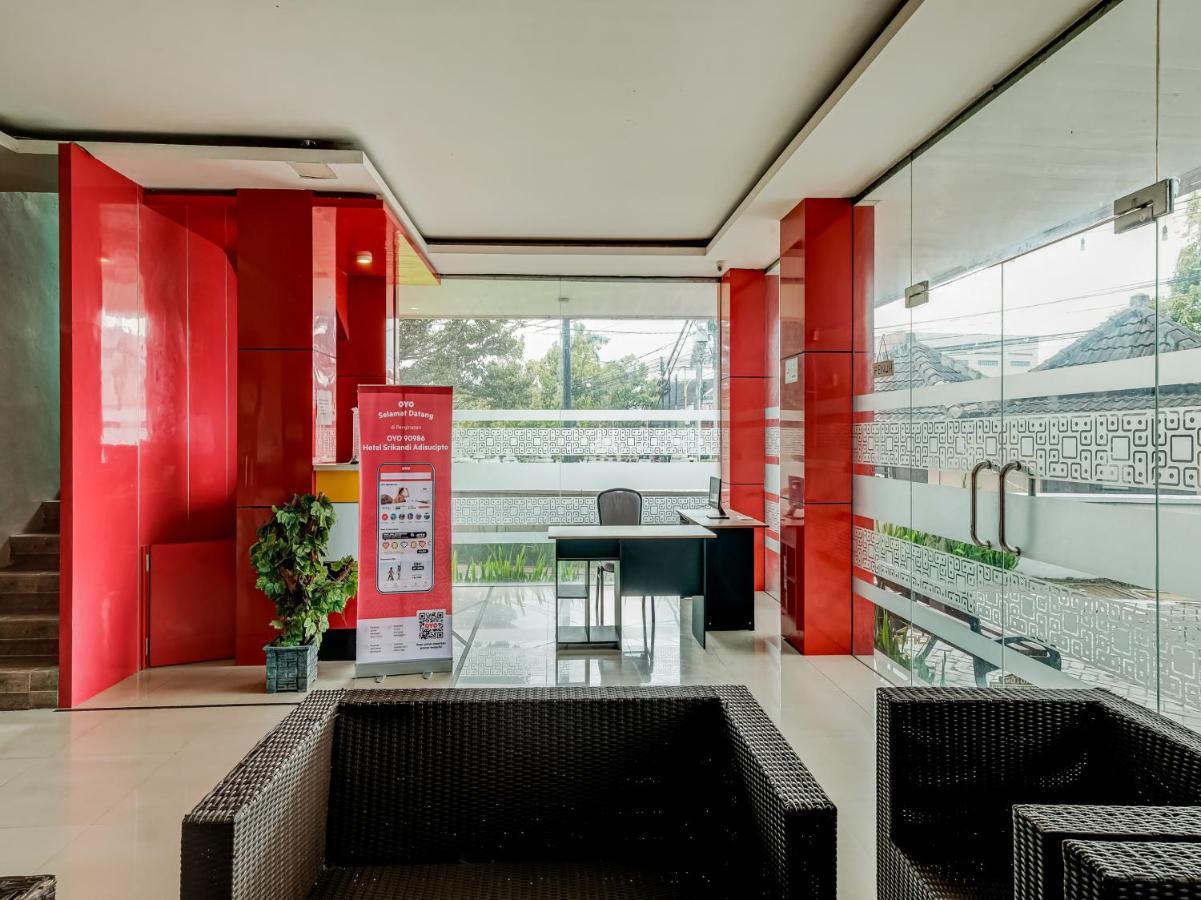 Oyo 90986 Hotel Srikandi Adisucipto Kalasan Екстер'єр фото