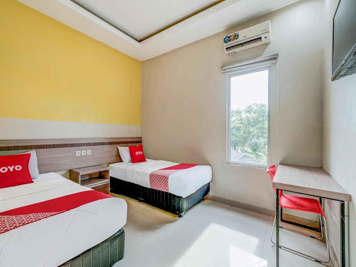 Oyo 90986 Hotel Srikandi Adisucipto Kalasan Екстер'єр фото
