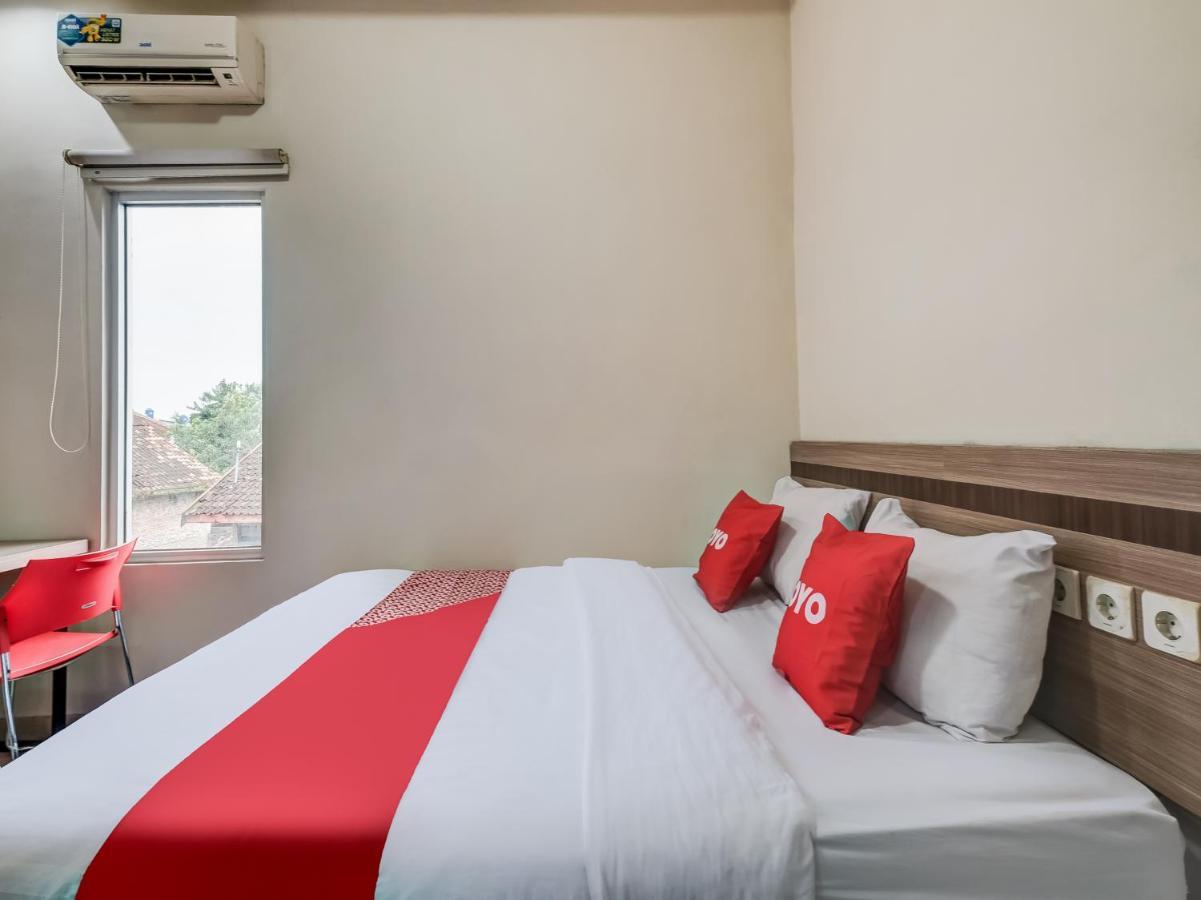Oyo 90986 Hotel Srikandi Adisucipto Kalasan Екстер'єр фото