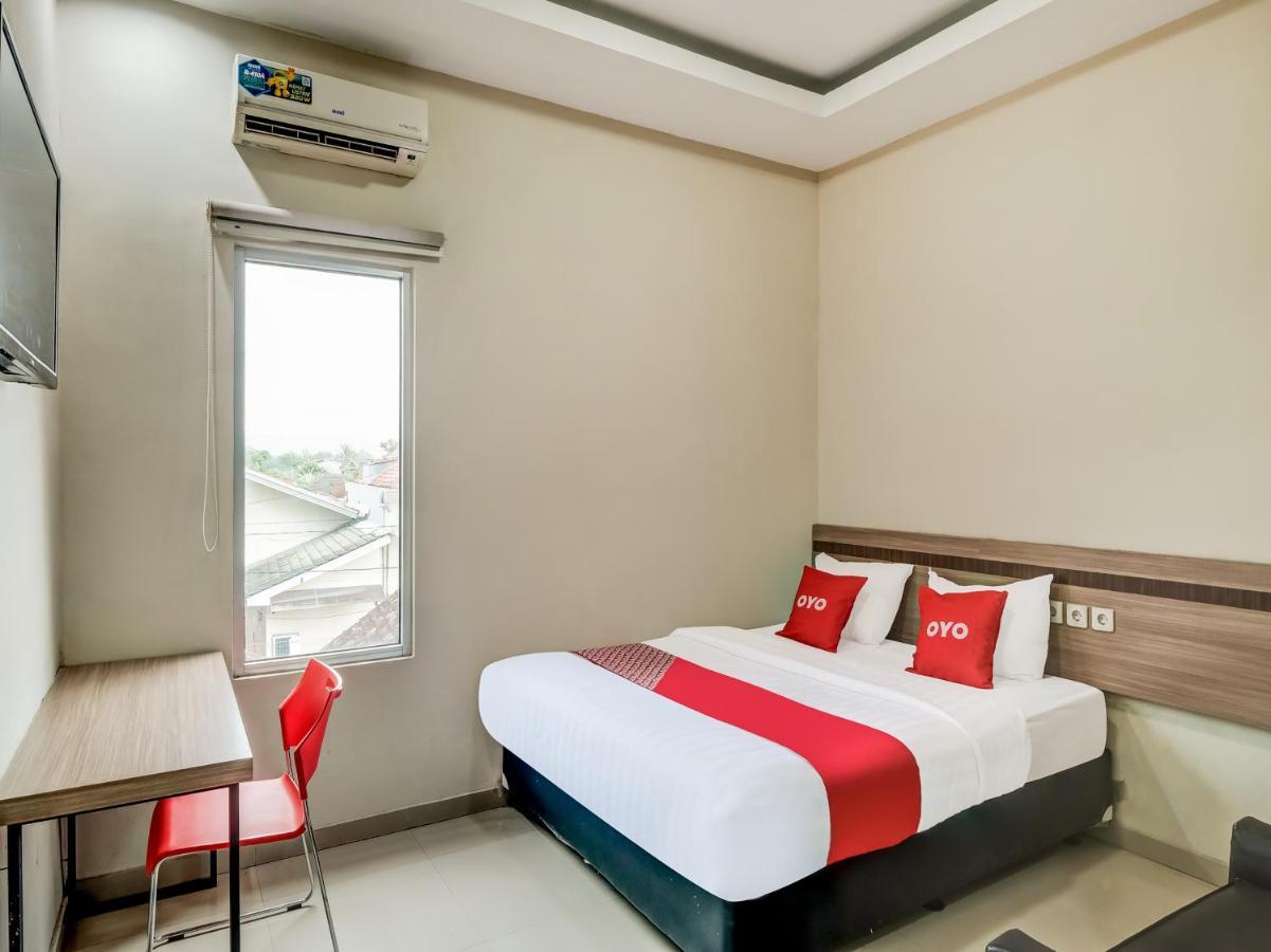 Oyo 90986 Hotel Srikandi Adisucipto Kalasan Екстер'єр фото